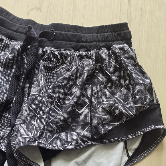 Lululemon Hotty Hot Shorts Sz 6 Drawstring Geometric Dot Black Lined 2.5" - Picture 5 of 13